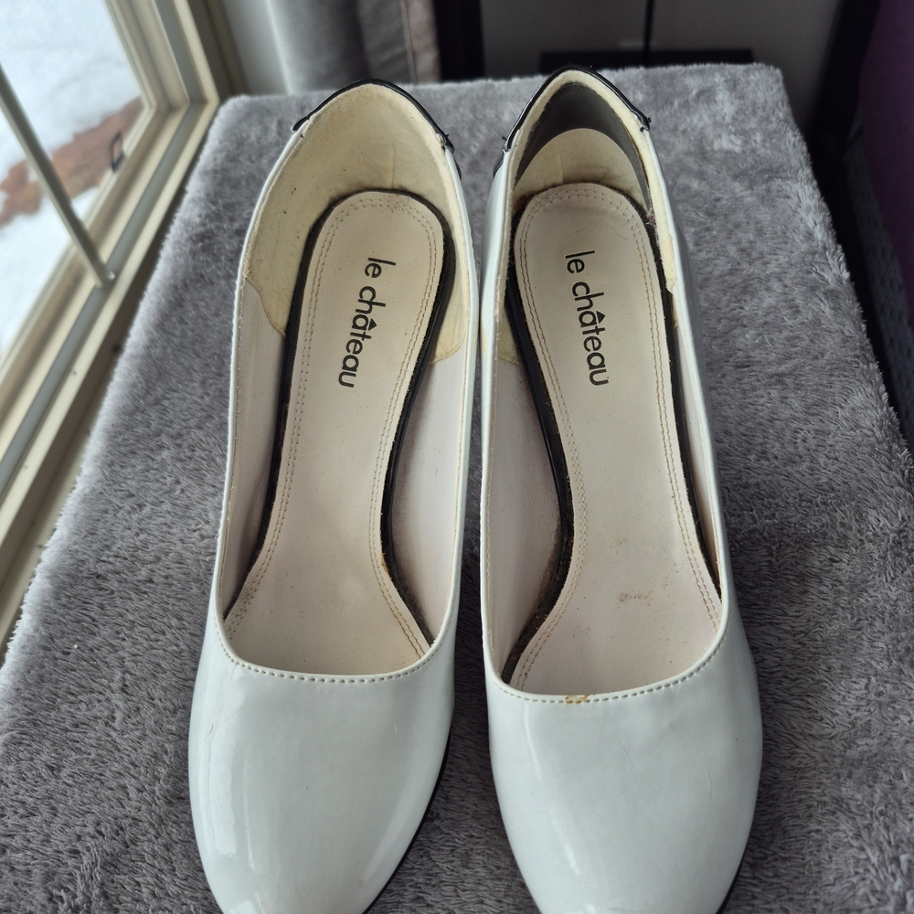 le chateau Women's White Pumps